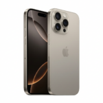 Apple iPhone 17 Pro Máx 5G 256GB es un teléfono inteligente de gama alta en color Titanio Natural con un acabado metálico y una parte trasera de vidrio. Se muestra en una vista en perspectiva centrada. La parte frontal tiene una gran pantalla con un recorte Dynamic Island refinado. El lateral muestra el marco de titanio con el Botón de Acción, los botones de volumen y el puerto USB-C en la parte inferior. La parte trasera presenta un sistema de triple cámara avanzado con lentes prominentes, un escáner LiDAR y flash, junto con el logotipo de Apple.