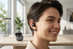 Huawei Freeclip 2 Bluetooth - Negro. Un plano medio muestra a una persona sonriente con cabello corto de color castaño oscuro, que lleva puesto un auricular de