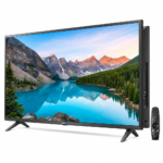 LG Smart TV 50 UA75 4K 50” es un televisor inteligente de 50 pulgadas con resolución 4K. Present a un diseño moderno con biseles delgados de color negro y está apoyado sobre dos soportes en forma de V. La pantalla muestra una imagen nít ida. En el lateral derecho, se aprecian varios puertos de conexión, como HDMI y USB. El logotipo de LG está centrado en la parte inferior del marco. Se incluye un control remoto Magic Remote junto al televisor. La vista es frontal con una ligera inclinación para mostrar profundidad.