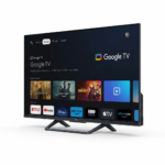 TCL Google TV 32 32S4K Qled HDR 32” es un televisor inteligente de 32 pulgadas con tecnología QLED y HDR. Se presenta en una vista frontal ligeramente ang ulada hacia la derecha, montado sobre un soporte de base oscuro. El televisor tiene biseles muy delgados de color negro. La pantalla está enc endida y muestra la interfaz de usuario de Google TV, con varios iconos de aplicaciones visibles. El logotipo de TCL está centrado en la parte inferior del bis el. En el lateral derecho se aprecian sutilmente algunos puertos de conexión como HDMI y USB. El diseño es moderno y elegante.