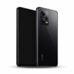 Xiaomi Redmi Note 15 Pro 5G 256GB 8 GB - Negro es un teléfono inteligente de color negro que se muestra en una vista de perspectiva que combina el frente y la parte trasera. La parte frontal presenta una pantalla táct il oscura con una cámara perforada en la parte superior central. La parte trasera de acabado brillante incluye un módulo de cámara rectangular con tres lentes y un flash LED , además del logotipo de Redmi en la parte inferior. En el lateral derecho se aprecian los botones de volumen y encendido. El dispositivo está centrado sobre un fondo blanco puro con iluminación de estudio suave.