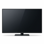 Xiaomi TV A 2 025 32” 32”. Esta es una imagen frontal de un televisor inteligente de 32 pulgadas de la marca Xiaomi. El televisor es de color negro con biseles delgados y está montado sobre un soporte de pedestal central. La pantalla está apagada y es oscura. El logotipo de Xiaomi es visible en el bisel inferior. El televisor está centrado sobre un fondo blanco puro con iluminación de estudio suave y sombras realistas. Es un diseño moderno y minimalista.